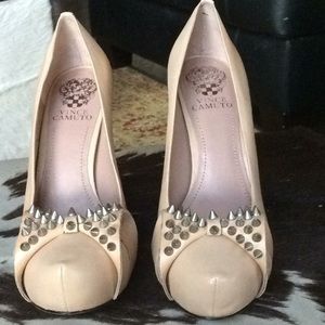 NWOT Vince Camuto studded nude pump size 7.5